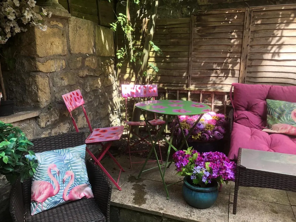 City Centre - Rivers Street, Quiet 2 Bed Ground Floor Georgian Garden Apartment 4*, Bath United Kingdom