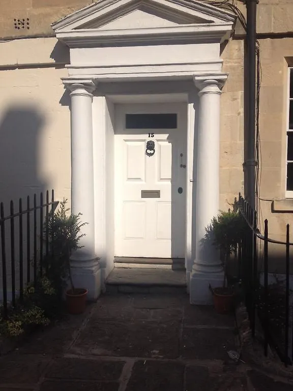 City Centre - Rivers Street, Quiet 2 Bed Ground Floor Georgian Garden Apartment