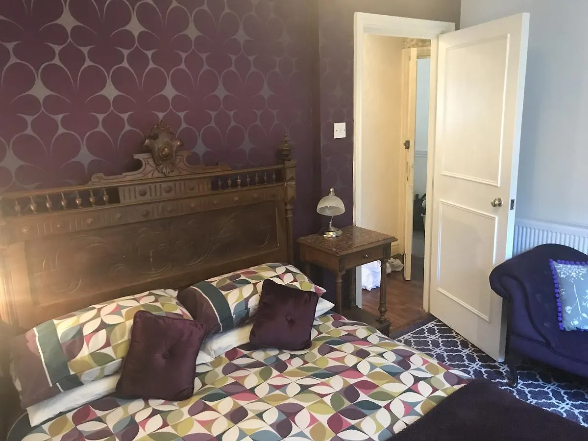 City Centre - Rivers Street, Quiet 2 Bed Ground Floor Georgian Garden Apartment 4*, Bath