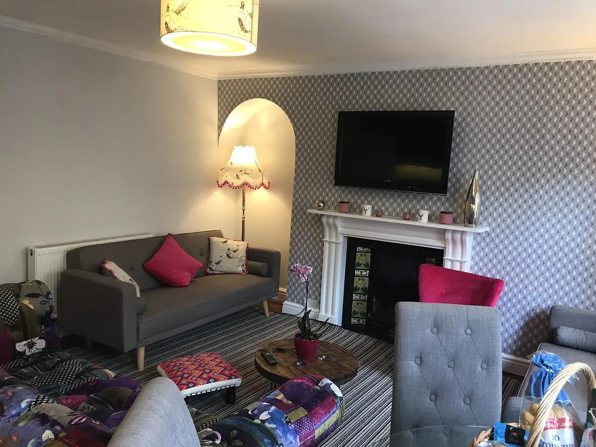 City Centre - Rivers Street, Quiet 2 Bed Ground Floor Georgian Garden Apartment United Kingdom