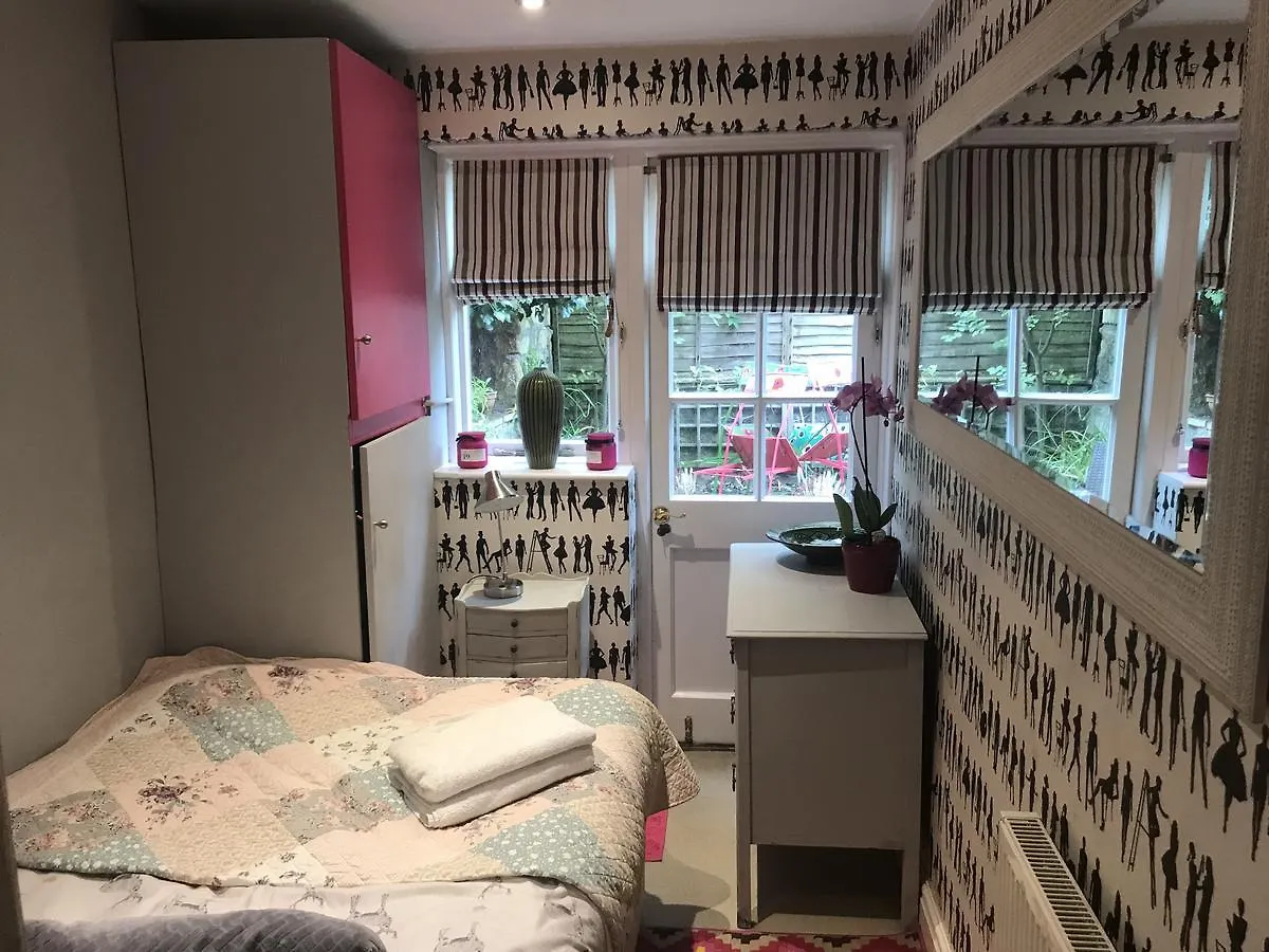 City Centre - Rivers Street, Quiet 2 Bed Ground Floor Georgian Garden Apartment Bed & Breakfast