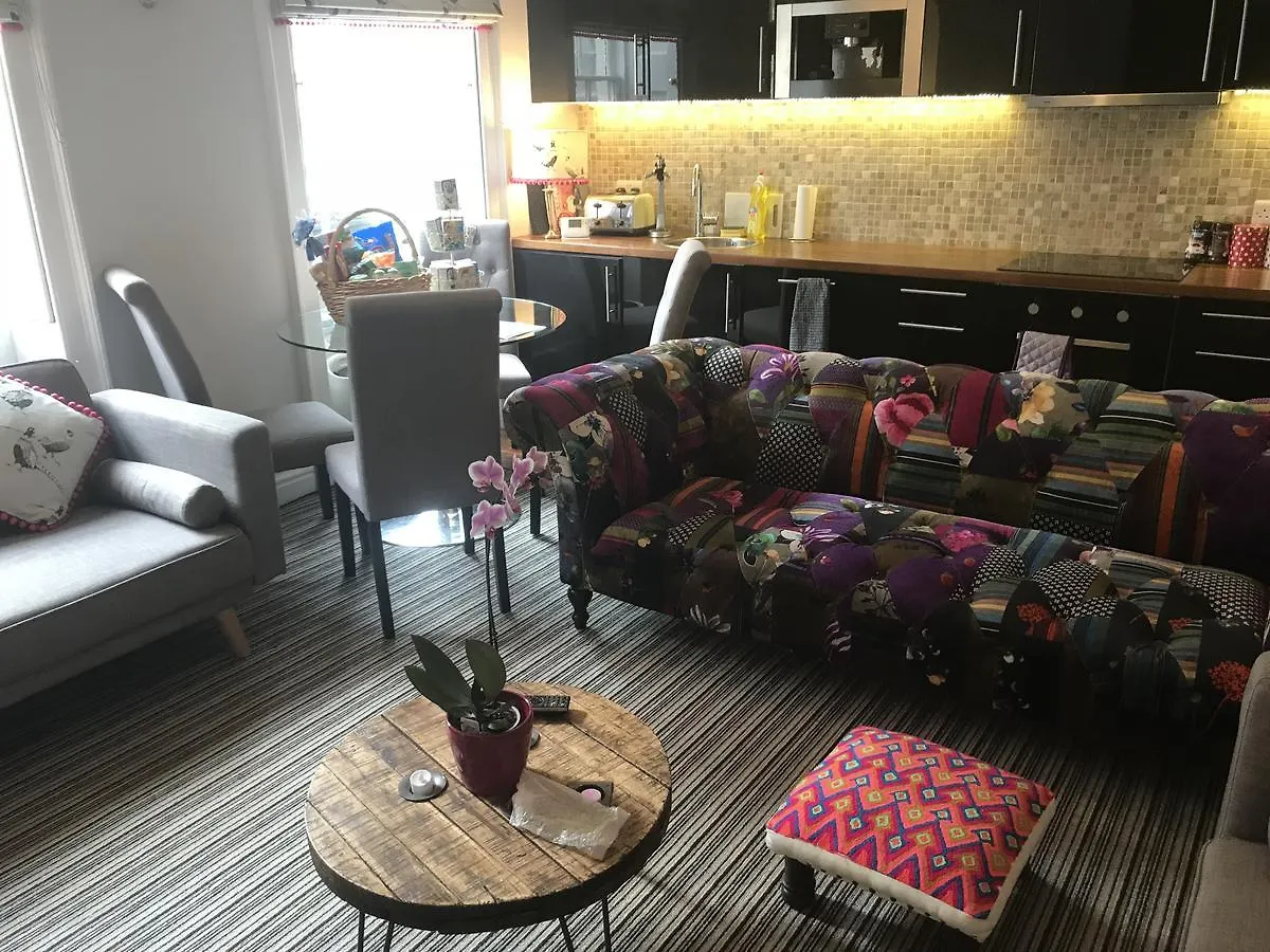 City Centre - Rivers Street, Quiet 2 Bed Ground Floor Georgian Garden Apartment