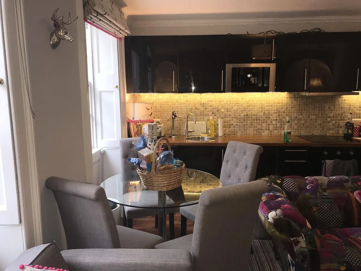 **** Bed & Breakfast City Centre - Rivers Street, Quiet 2 Bed Ground Floor Georgian Garden Apartment United Kingdom